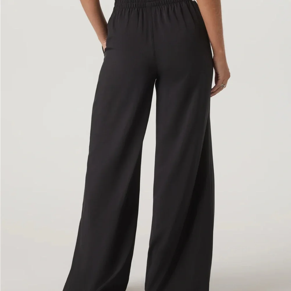 Vuori Villa Black Wideleg Pant SHORT XS - Picture 2 of 5